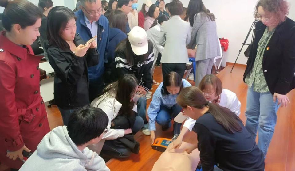 医院新闻 | 青春向党·急救护航——医院胸痛中心举办心肺复苏培训进校园先锋行动