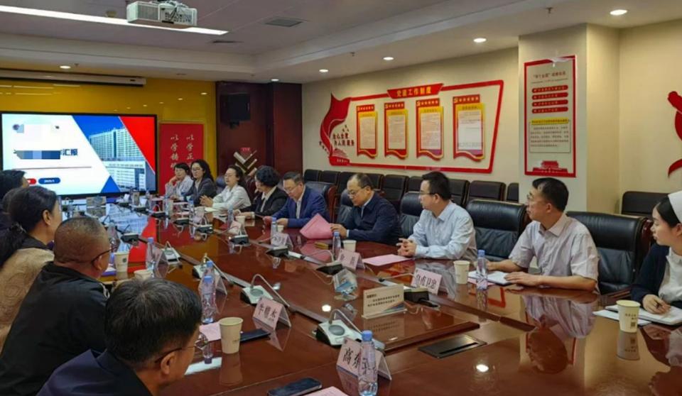 鄂尔多斯市卫健委考察组一行来院调研考察