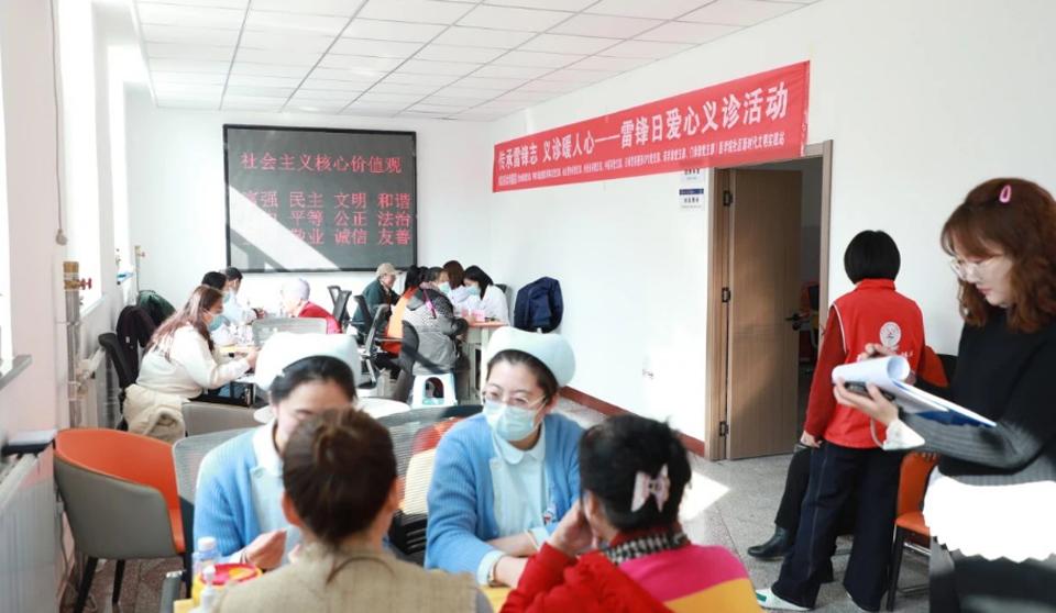 学雷锋纪念日 | 传承雷锋志 义诊暖人心——医院多个党支部联合开展爱心义诊活动