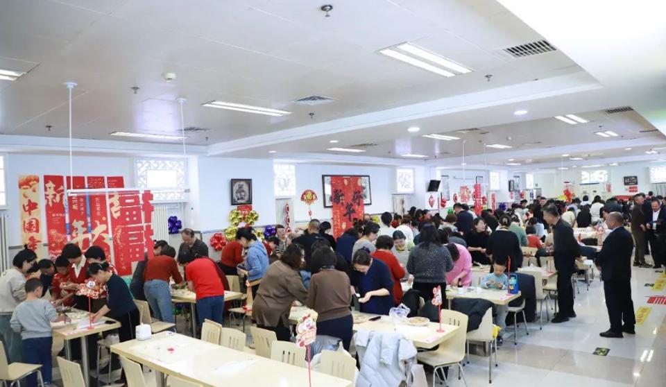 暖冬“饺”韵 医路同馨——医院工会组织开展职工贺新年包饺子活动