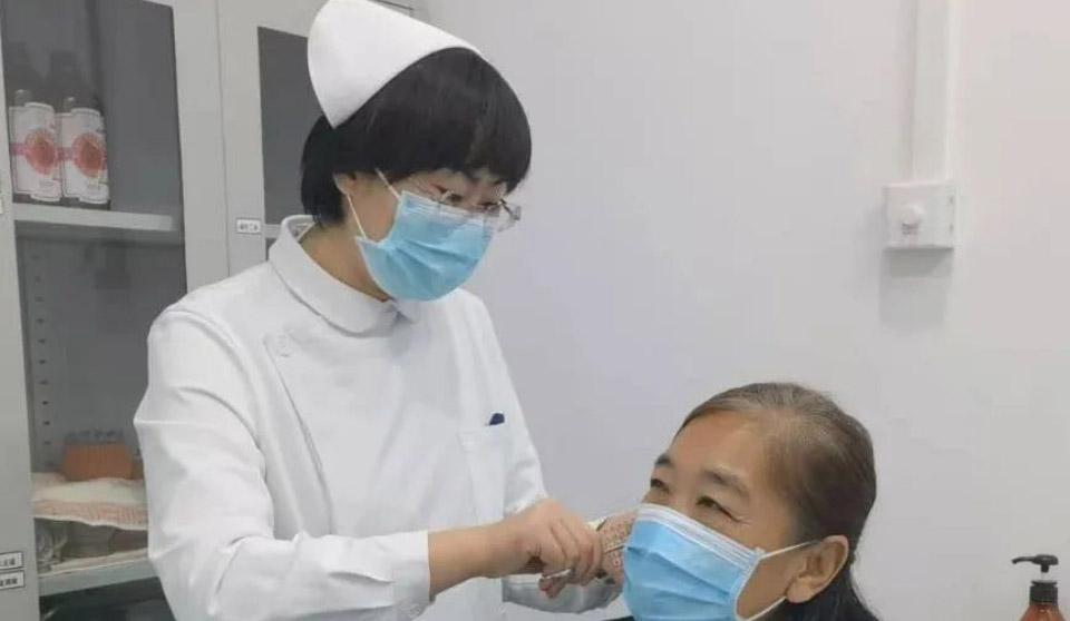 健康守护｜杏林情暖医师节 艾香耳韵护仁心——医院中医科联合工会为医师提供耳穴贴与艾灸贴服务